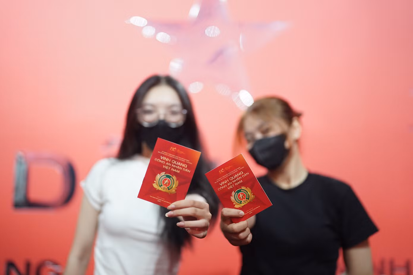 Bạn Tường Vy (áo đen) và Tú Trinh (sinh viên Học viện Hành chính Quản trị Công) khoe chiếc giấy thông hành khi đã hoàn thành hết thử thách trong các trò chơi của triển lãm.