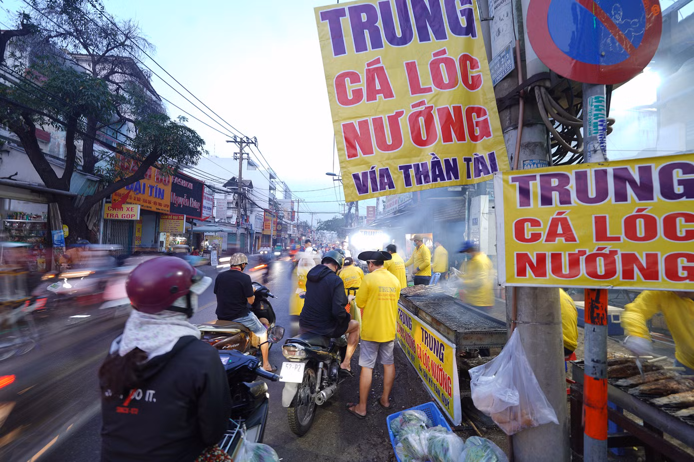 Mùng 10 tháng Giêng là ngày vía Thần Tài, nơi đây là điểm đến để người dân chọn mua những con cá lóc to được các thợ nướng chế biến ra món nướng cùng với mía. Nhiều khách hàng đến đây mua cho cả người thân, hàng xóm.