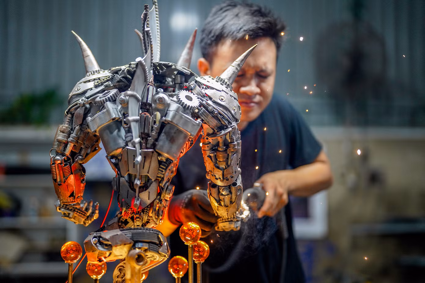 Chiếc "lồng đèn" Porunga đạt độ hoàn hảo về kỹ thuật và mỹ thuật khá cao, thuyết phục mọi ánh nhìn và đang chờ ngày trình diện trước công chúng. Trong bộ truyện 7 viên ngọc rồng, Porunga là rồng được yêu thích nhất. Trong ảnh, bạn Anh Huy, đang tỉ mẩn hoàn thiện các chi tiết siêu nhỏ cho rồng Porunga. Theo Anh Huy, hơn 3 năm làm việc tại xưởng thấy rằng công việc này này có sức hút kỳ lạ, càng làm càng thích vì luôn được sáng tạo và không theo một lập trình quy cũ.
