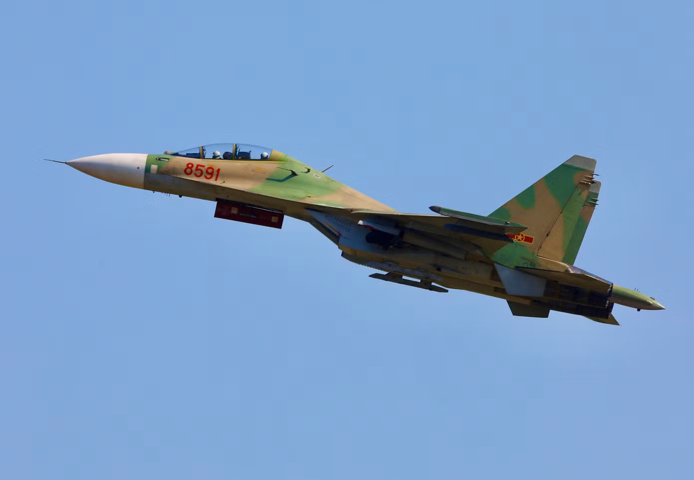 Cận cảnh Su-30MK2 trên bầu trời.