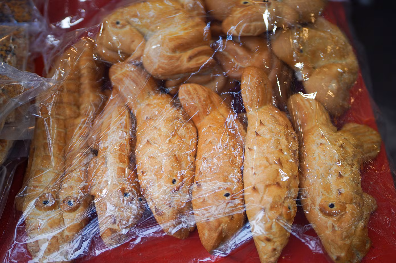 Để thu hút khách hàng, tiệm nặn bánh mì hình con ếch, cá sấu, cá chép, cua, tôm, bạch tuộc. Trong số những bánh mì hình con vật, loại cá sấu, cua, ếch cỡ nhỏ và trung bán chạy nhất. Những chiếc bánh trưng bày trên vỉa hè luôn thu hút ánh nhìn của những người đi ngang qua.