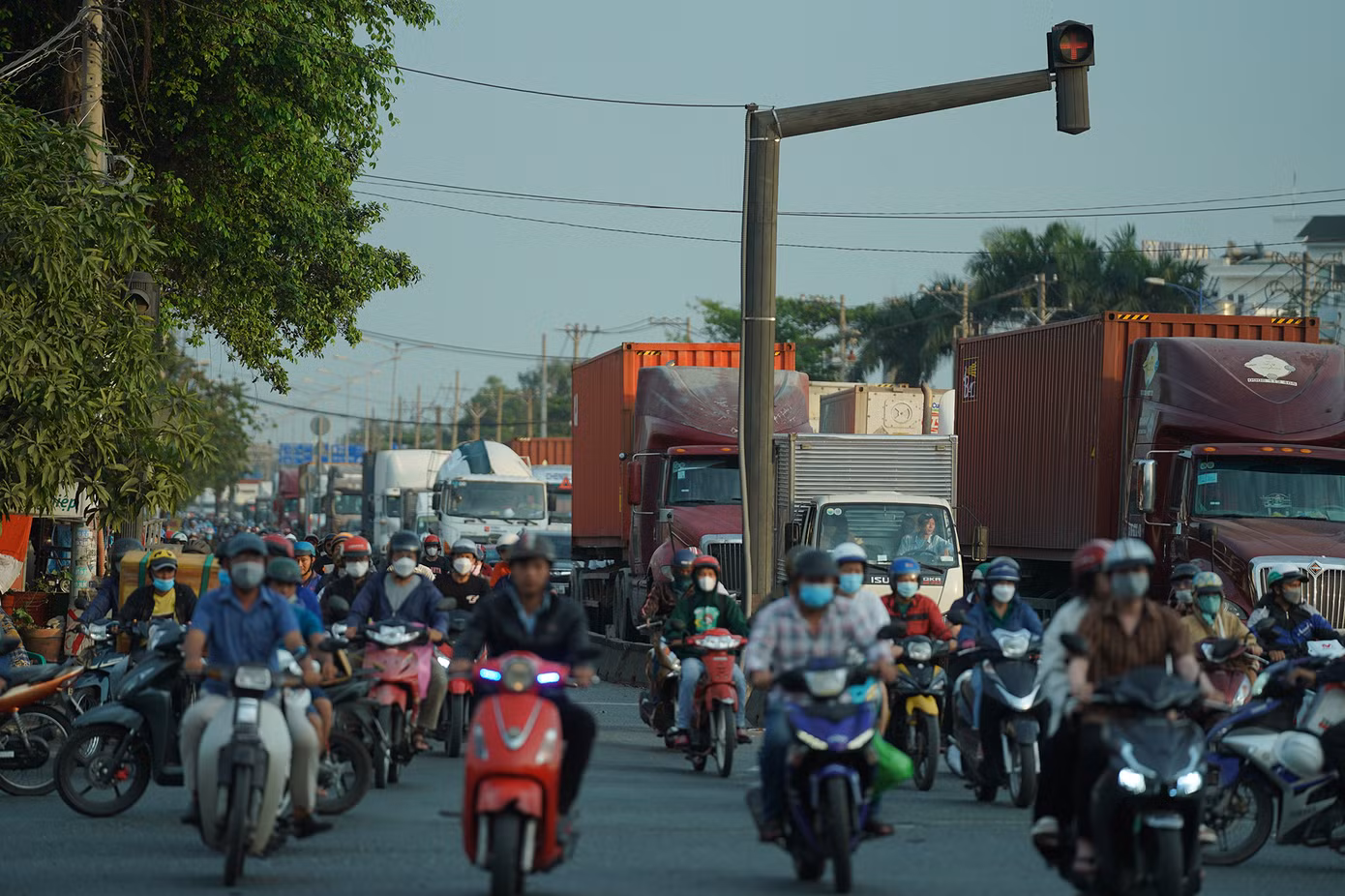 Đông nhất là giờ đi làm và giờ tan ca khi dòng xe máy di chuyển từ hướng Đồng Nai, qua phà Cát Lái hướng về TPHCM.