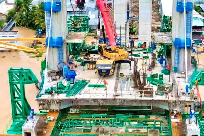 Các nhà thầu đang tổ chức thi công "3 ca, 4 kíp" để đảm bảo hoàn thành dự án kịp tiến độ.
