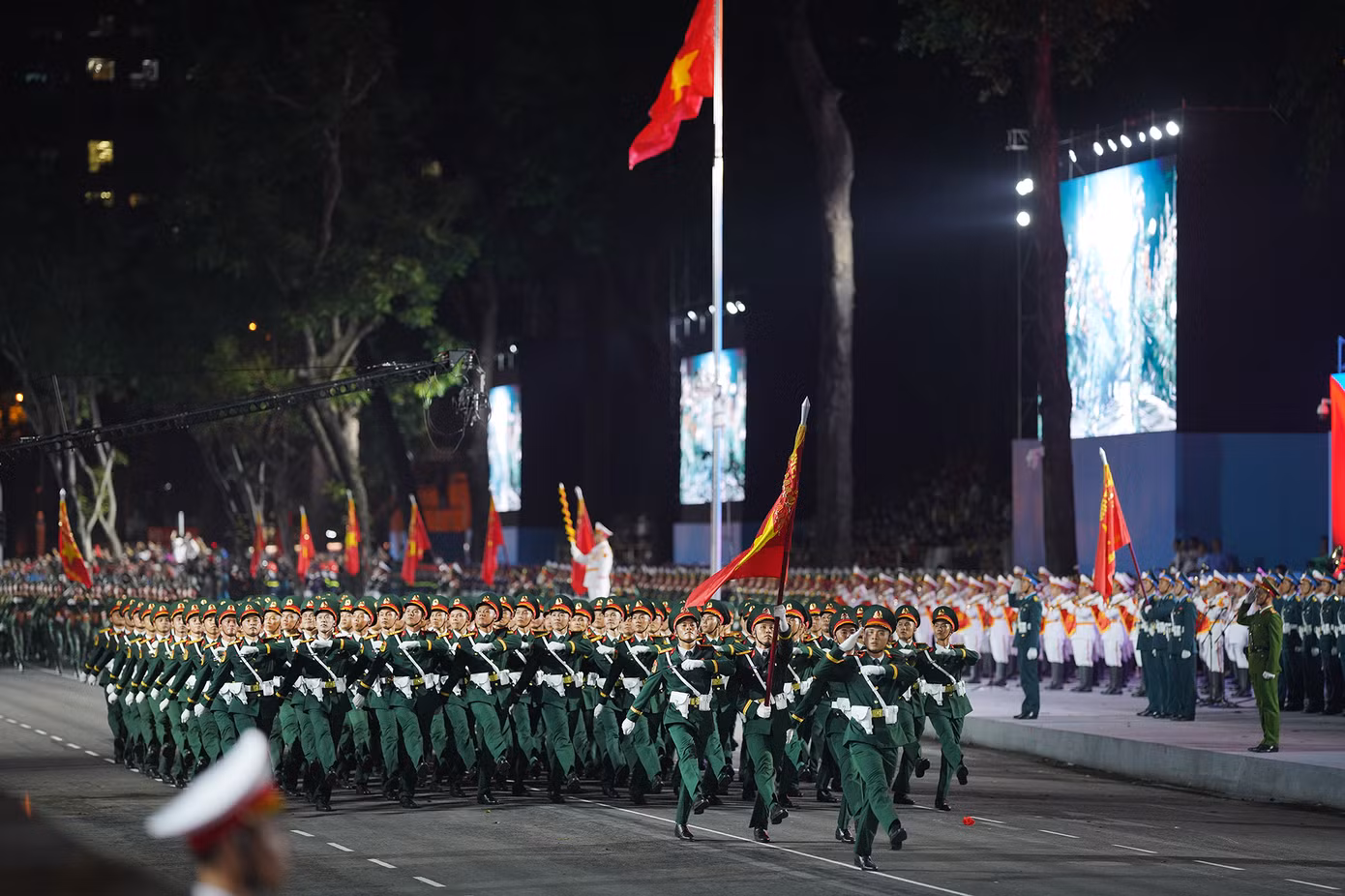 Sau khi di chuyển qua lễ đài, các lực lượng tham gia diễu binh, diễu hành di chuyển theo 4 hướng để về điểm tập kết. Theo kế hoạch, sáng 27/4 sẽ diễn ra tổng duyệt cấp Nhà nước. Trước đó, ban tổ chức đã thực hiện hai buổi tổng hợp luyện diễu binh, diễu hành vào các đêm 18 và 22/4.