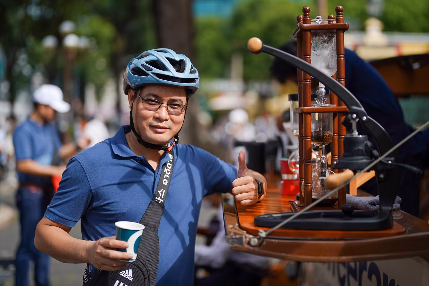 Anh Lại Văn Mạnh (ngụ TP Thủ Đức) tranh thủ thưởng thức ly cà phê miễn phí trước cổng Bưu điện trung tâm: "Quá hay, quá vui, quá phấn khởi cho sự phục hồi sau đại dịch của TPHCM. Trước khi tham gia tour này, tôi tranh thủ đạp xe vòng quanh trung tâm, hít thở không khí. Theo hướng dẫn viên, tôi mới được ngắm nhìn TPHCM từ nhiều góc độ. Tôi được trải mình dưới hàng me xanh của Đường sách TPHCM. Tôi được khám phá những công trình kiến trúc có tuổi đời trên 100 năm".