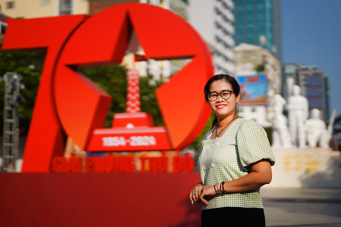Chị Xuân Mai (áo xanh nhạt), cán bộ Sở Thông tin - Truyền thông TPHCM bị thu hút bởi các góc trưng bày trong triển lãm nên chụp khá nhiều ảnh.