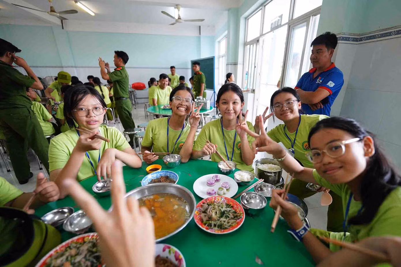 Theo các điều phối viên, ngày đầu mới tập trung, có bé còn chưa tự cầm đũa ăn được, khóc rất nhiều, đòi về với bố mẹ... Sau vài ngày huấn luyện, hầu hết các bé đều nâng cao tính tự lập, tự gắp nội vụ, giặt quần áo, nấu ăn. Qua các buổi huấn luyện kỹ năng, các bé hoà nhập tốt với môi trường tập thể và biết chia sẻ với những bạn xung quanh.