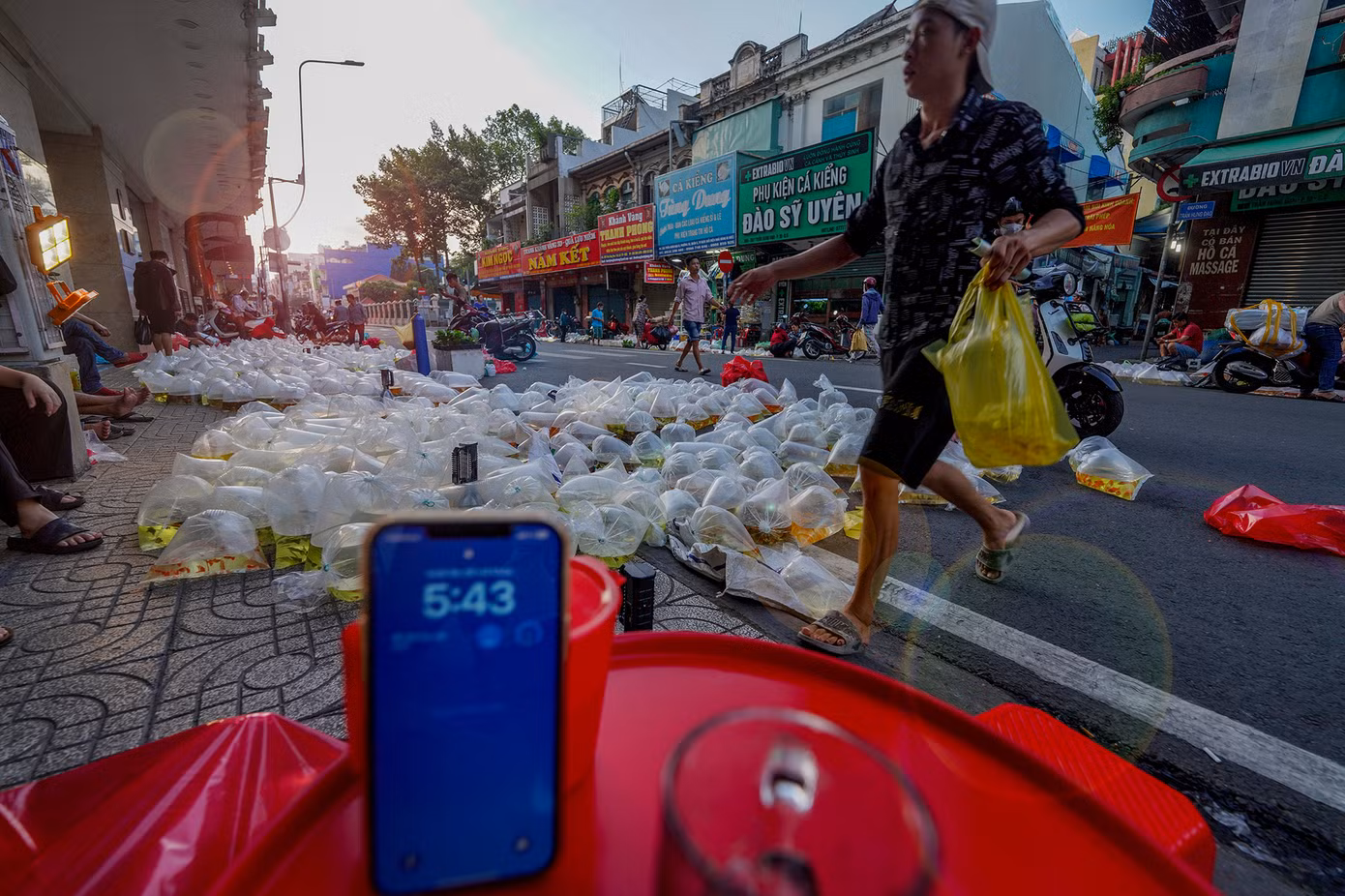 Khoảng 6g sáng, chợ thưa người dần. Các chủ hàng hối hả dọn để trả lại không gian lưu thông. Chợ cá cảnh "âm phủ" biến mất trong tích tắc.