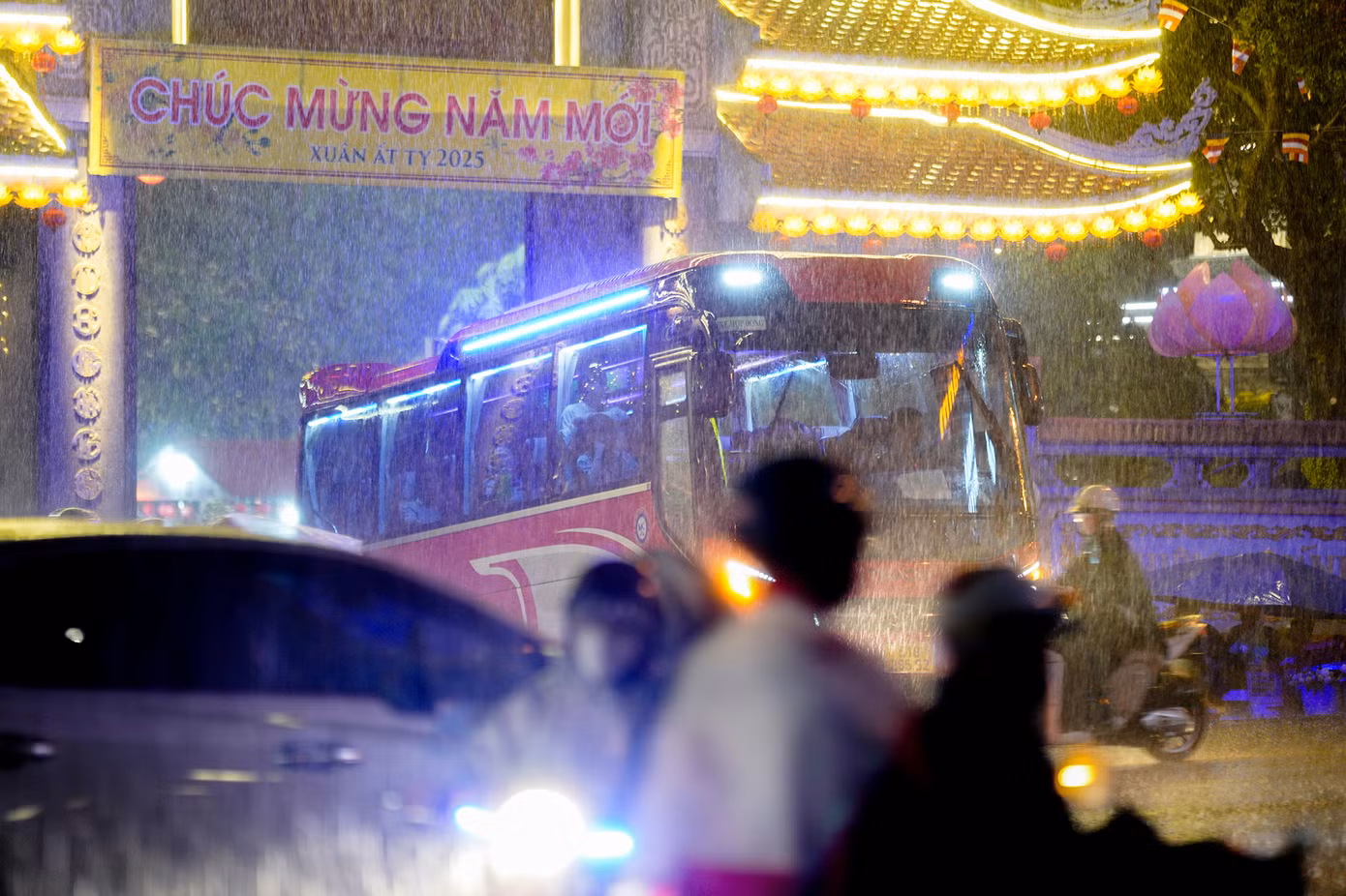 Nhiều người đang đi chùa Vĩnh Nghiêm (quận 3) thì cơn mưa bất ngờ xuất hiện.