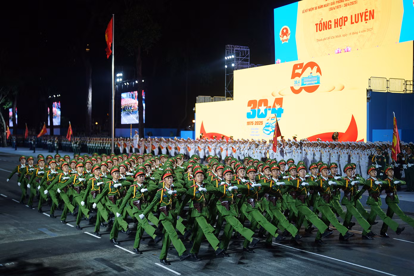 Các cán bộ, chiến sĩ tham gia hợp luyện được cơ động từ nhiều đơn vị đóng quân di chuyển về TPHCM trong chiều 18/4.