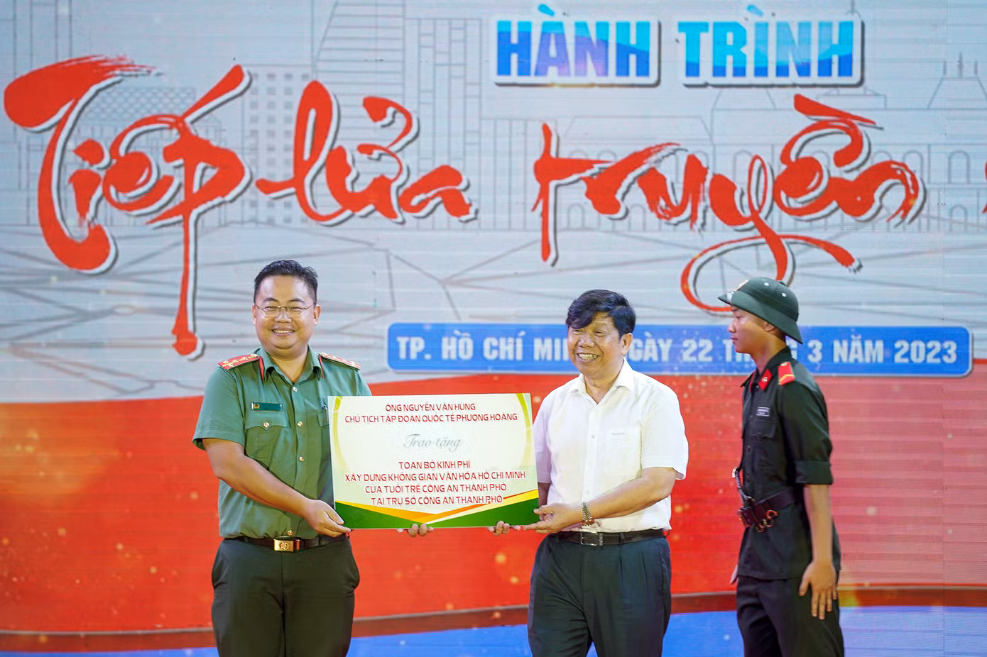 Kết thúc thời gian phục vụ trong ngành ra làm kinh tế, ông Nguyễn Văn Hùng, Chủ tịch tập đoàn quốc tế Phượng Hoàng, Nguyên Bí thư Đoàn CATP nhiệm kỳ III trao biển tài trợ toàn bộ kinh phí xây dựng Không gian văn hóa Hồ Chí Minh của Tuổi trẻ Công an Thành phố tại Trụ sở CA TPHCM.