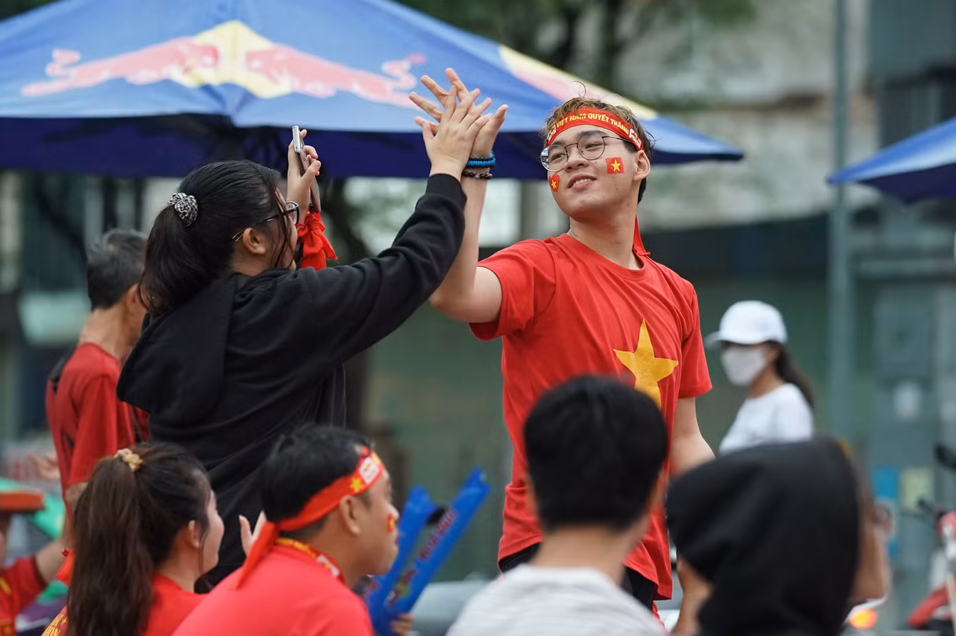 Người hâm mộ ngất ngây trong từng bàn thắng, pha tấn công của U22 Việt Nam. U22 Việt Nam giành chiếc huy chương đồng trong chiến thắng 3-1 như một niềm an ủi với người hâm mộ nước nhà.