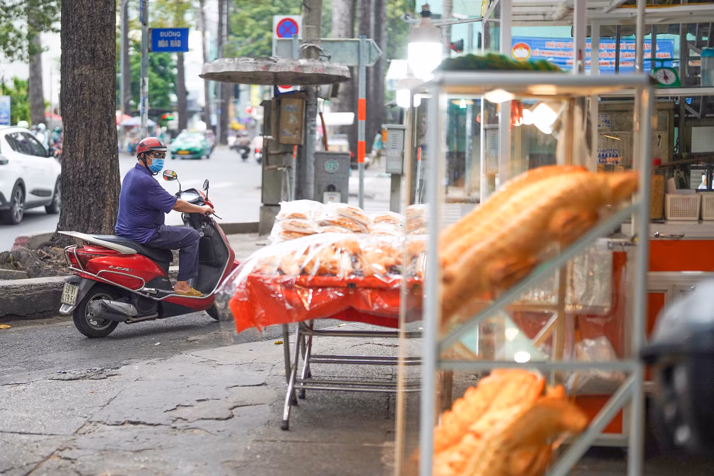 Để thu hút khách hàng, tiệm nặn bánh mì hình con ếch, cá sấu, cá chép, cua, tôm, bạch tuộc. Trong số những bánh mì hình con vật, loại cá sấu, cua, ếch cỡ nhỏ và trung bán chạy nhất. Những chiếc bánh trưng bày trên vỉa hè luôn thu hút ánh nhìn của những người đi ngang qua.