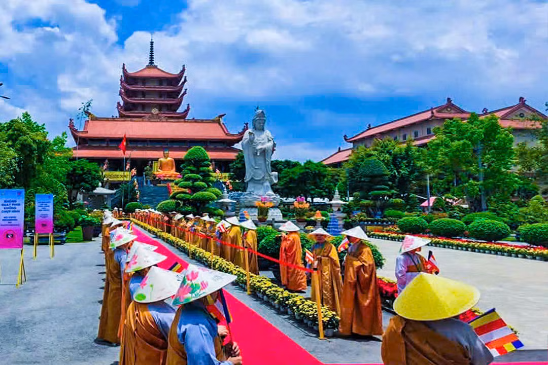 Đại lễ Vesak Liên Hiệp Quốc 2025 diễn ra từ ngày 6-8/5 ở Học viện Phật giáo Việt Nam tại TPHCM, các hoạt động chào mừng diễn ra từ 2/5. Đại lễ có nhiều chương trình, trong đó sự kiện chiêm bái Xá lợi Phật cung thỉnh từ Ấn Độ và chiêm bái Xá lợi Bồ tát Thích Quảng Đức tại Việt Nam Quốc Tự được đông đảo người dân, phật tử chờ đón.