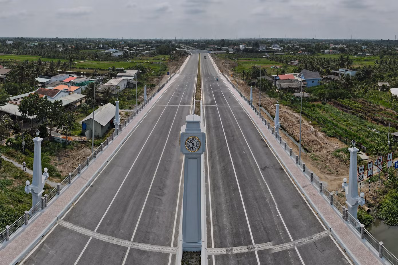 Cầu Bảo Định nối phường Tân Khánh và xã An Vĩnh Ngãi hiện nay đã hoàn thành sau hai năm thi công.