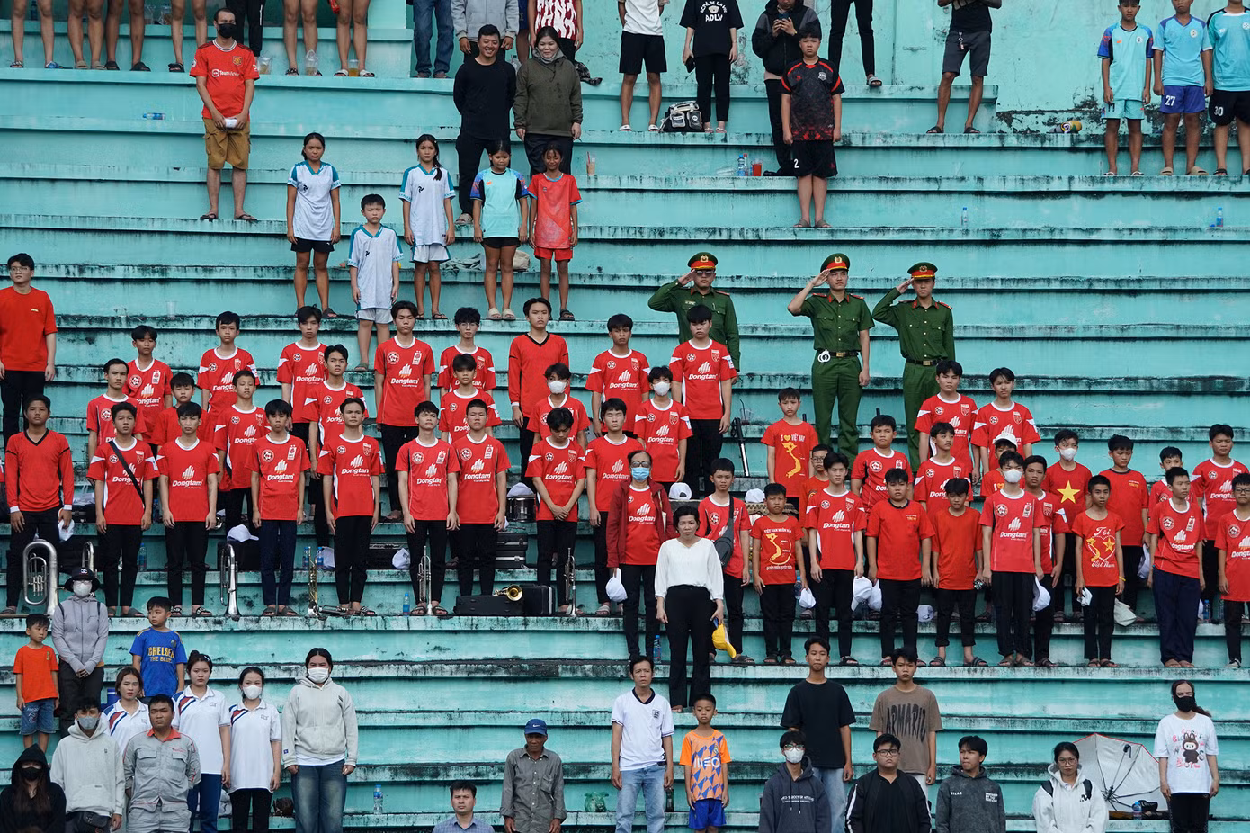Khán đài B chứng kiến những CĐV đặc biệt đến từ đội nhạc trường Bồ Đề Phương Duy. Trường Bồ Đề Phương Duy có cả ba cấp học (tiểu học, cơ sở và trung học). Tuy là trường tư thục nhưng dạy học, nuôi dưỡng nội trú miễn phí toàn bộ học sinh và tiếp tục bảo trợ học phí cho các em đậu vào đại học, cao đẳng.