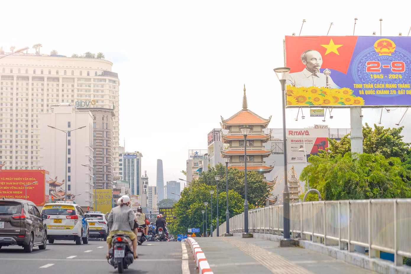 Trên cầu Công Lý (quận 3), một pano ngoài trời nổi bật chào mừng Quốc khánh 2/9. Theo Cục An toàn lao động Bộ Lao động – Thương binh và Xã hội, dịp lễ Quốc khánh 2/9 năm nay, cán bộ, công chức, viên chức, người lao động được nghỉ 4 ngày liên tiếp từ thứ Bảy (ngày 31/8) đến hết thứ Ba (ngày 3/9).