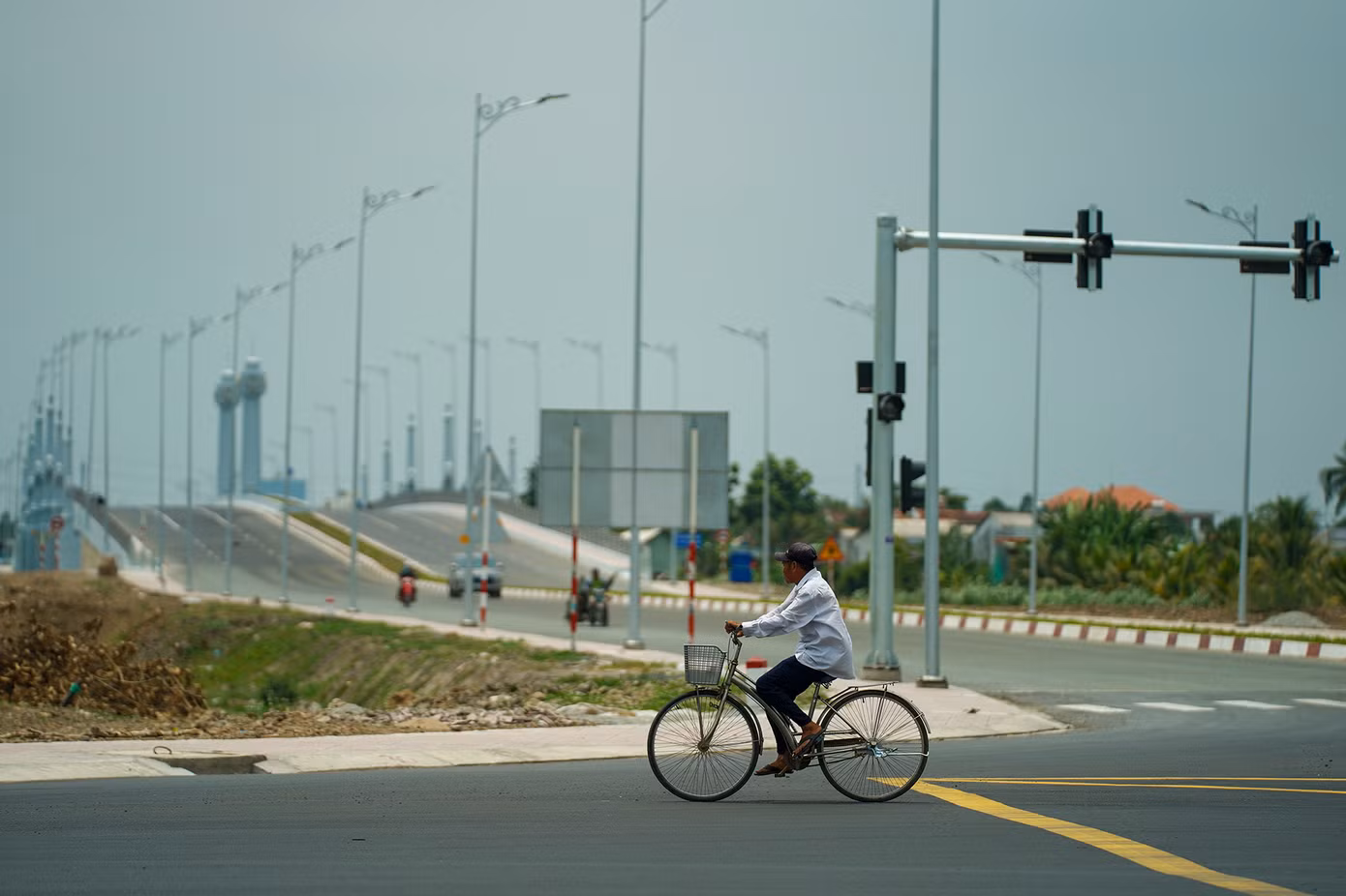DIện mạo mới của cung đường vành đai bao quanh TP Tân An mang lại niềm vui, phấn khởi cho nhiều người.