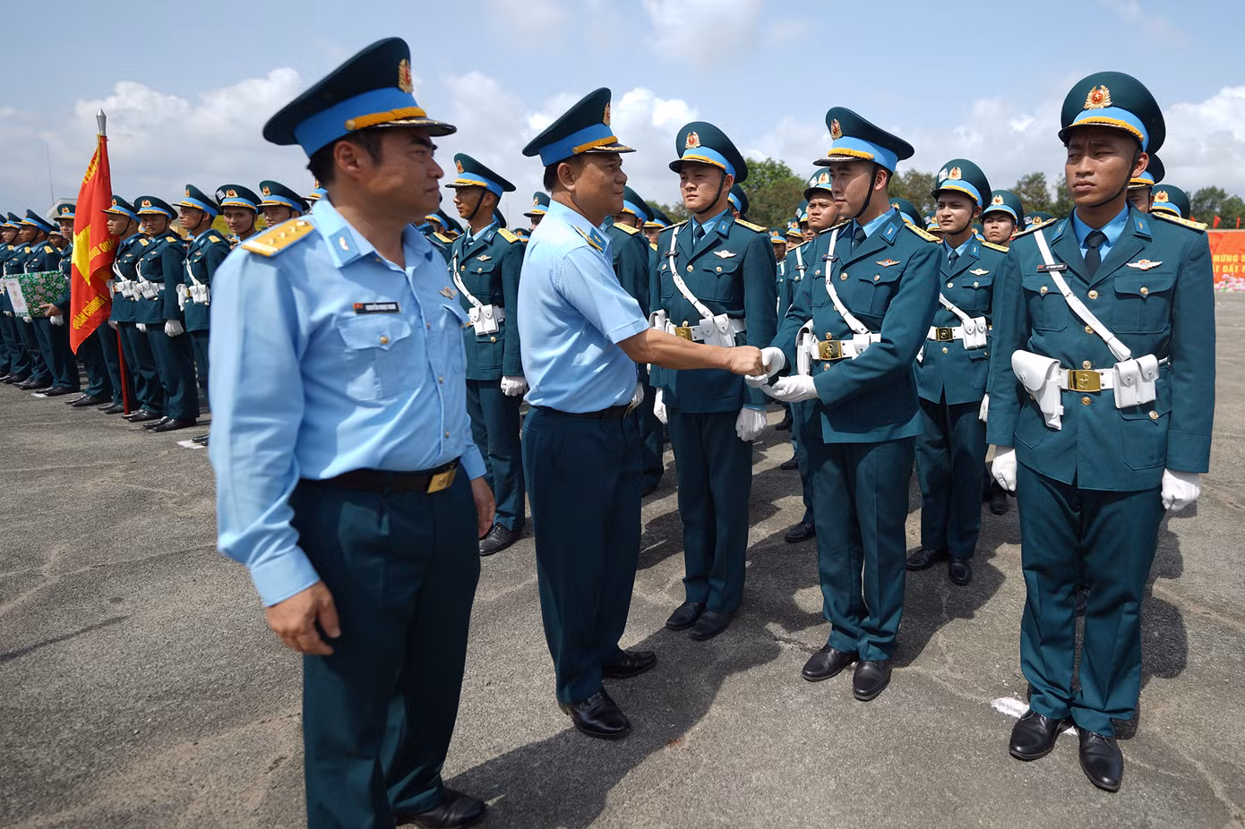 Đại tá Nguyễn Quốc Long động viên, thăm hỏi lực lượng tập luyện tham gia diễu binh, diễu hành tại sân bay Biên Hòa.