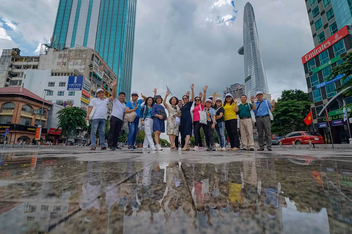 "Sài Gòn chợt nắng, chợt mưa. Mới mưa đó rồi tạnh đó, thật là thú vị", một du khách chia sẻ sau khi núp mưa, ra phố đi bộ Nguyễn Huệ chụp ảnh lưu niệm.