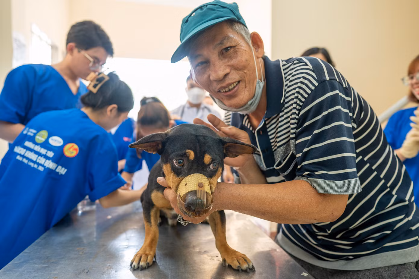 Người dân huyện Đức Huệ phấn khởi khi được tham gia chương trình. "Con tui (chú chó-PV) nó nhát lắm, gặp đông người nó rất sợ nhưng tôi phải cố gắng đưa nó đến đây để tiêm ngừa bệnh dại. Tiêm để an toàn cho tôi và cho mọi người", người đàn ông này chia sẻ.