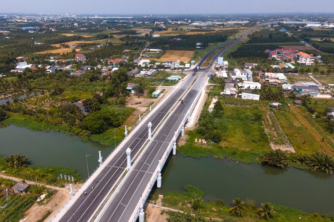 "Tuyến đường có nhiều điểm nhấn nổi bật như cầu Bảo Định với thiết kế đẹp, ấn tượng cùng nhiều nút giao được mở rộng. Chúng tôi hy vọng, sau khi toàn bộ công trình hoàn thành và đưa vào sử dụng sẽ giúp cho việc buôn bán, vận chuyển hàng hoá thuận tiện hơn", ông Nguyễn Văn Tâm (ngụ tại phường Khánh Hậu) bộc bạch.