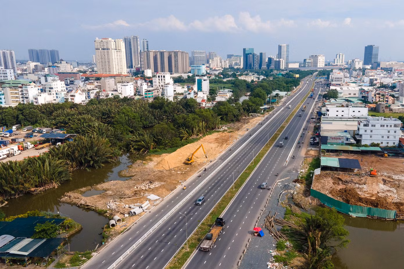 Tất cả 10 làn xe đã cho phép phương tiện lưu thông, mặt đường rải nhựa đảm bảo thông thoáng.