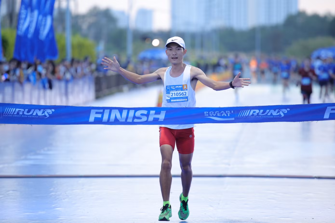 "Ông hoàng marathon" Hoàng Nguyên Thanh về nhất 21 km nam sau 1 giờ 12 phút 20 giây