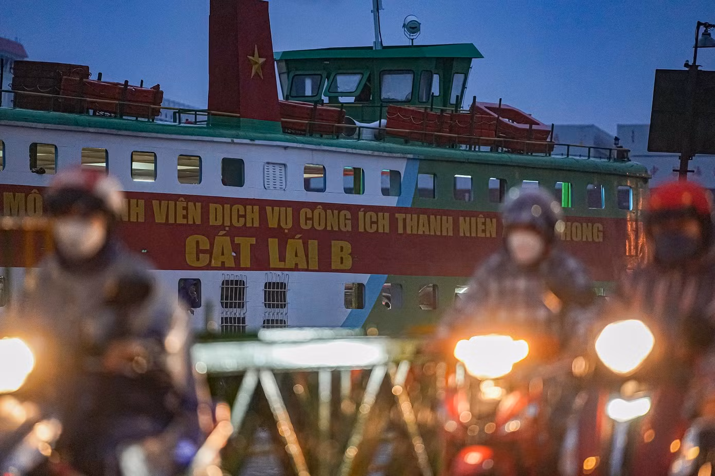 Kết thúc nghỉ lễ, lượng người qua phà Cát Lái về lại TPHCM khá đông. Phà Cát Lái cũng tăng cường chuyến trong dịp lễ để phục vụ nhu cầu đi lại của người dân.