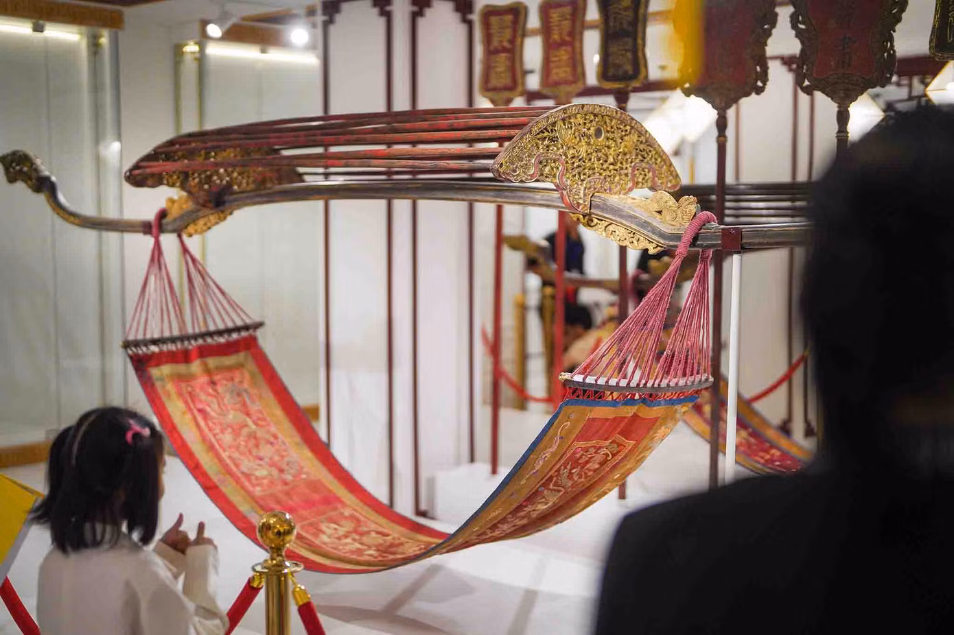 Họa tiết trang trí thân rồng, phụng được thể hiện bằng chỉ vàng, giữ được màu sắc của chất liệu theo thời gian. Hai chiếc võng thu hút quan khách dừng lại chiêm ngưỡng khá lâu.
