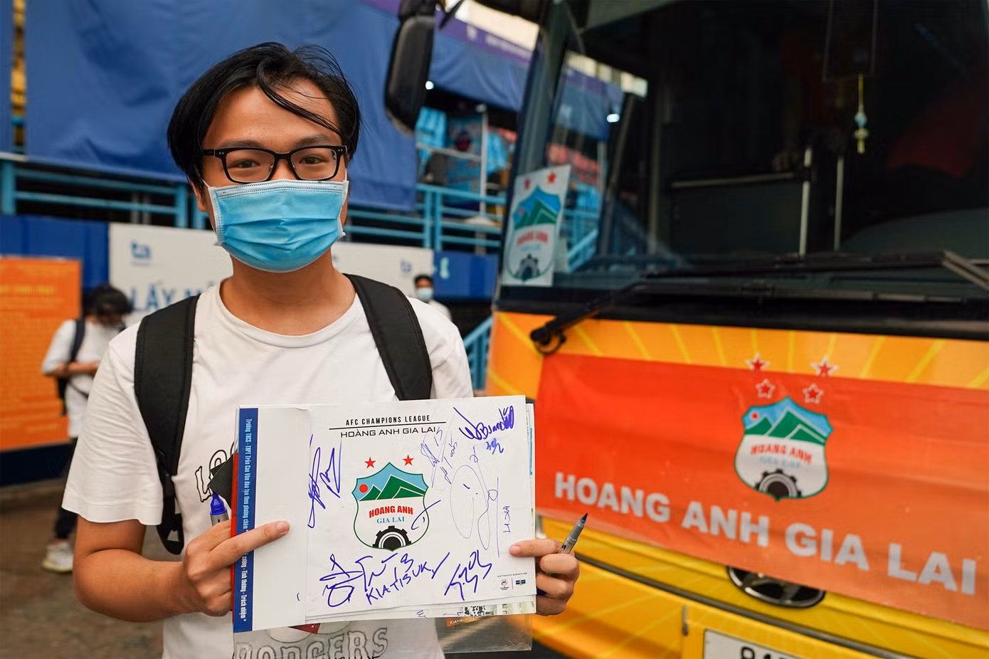 "Lâu nay chỉ chứng kiến các thần tượng thi đấu qua màn ảnh nhỏ. Sau 6 năm chờ đợi để gặp được các thần tượng ngoài đời, đây là lần đầu tiên được đứng cạnh và xin chữ ký thần tượng của mình", bạn Huỳnh Tú (TPHCM) chia sẻ.