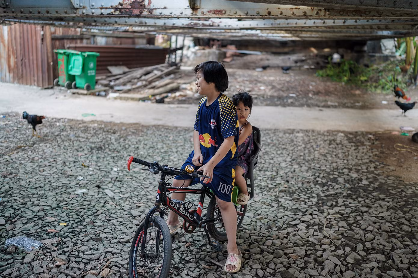 Hai em nhỏ đang chơi dưới gầm cầu trăm tuổi.
