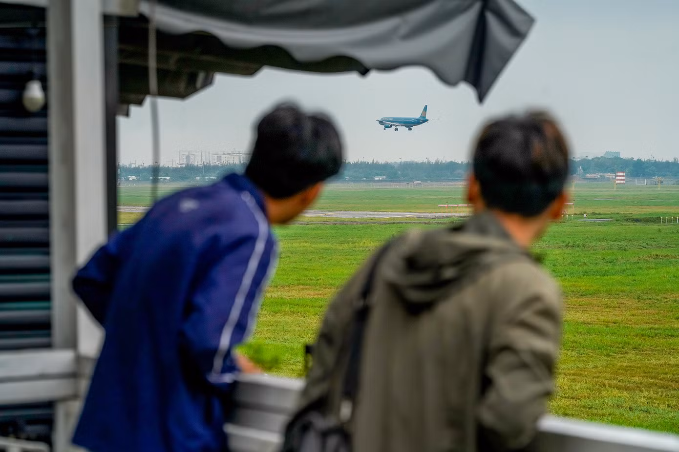 Với loại hình kinh doanh mới lạ này, đã thu hút rất nhiều thực khách tò mò đến với quán. Không những vậy, còn có nhiều bạn sử dụng ứng dụng xem lộ trình bay để theo dõi các chuyến bay, từ đó canh được góc chụp đẹp và có thể biết được khi nào máy bay cất cánh.