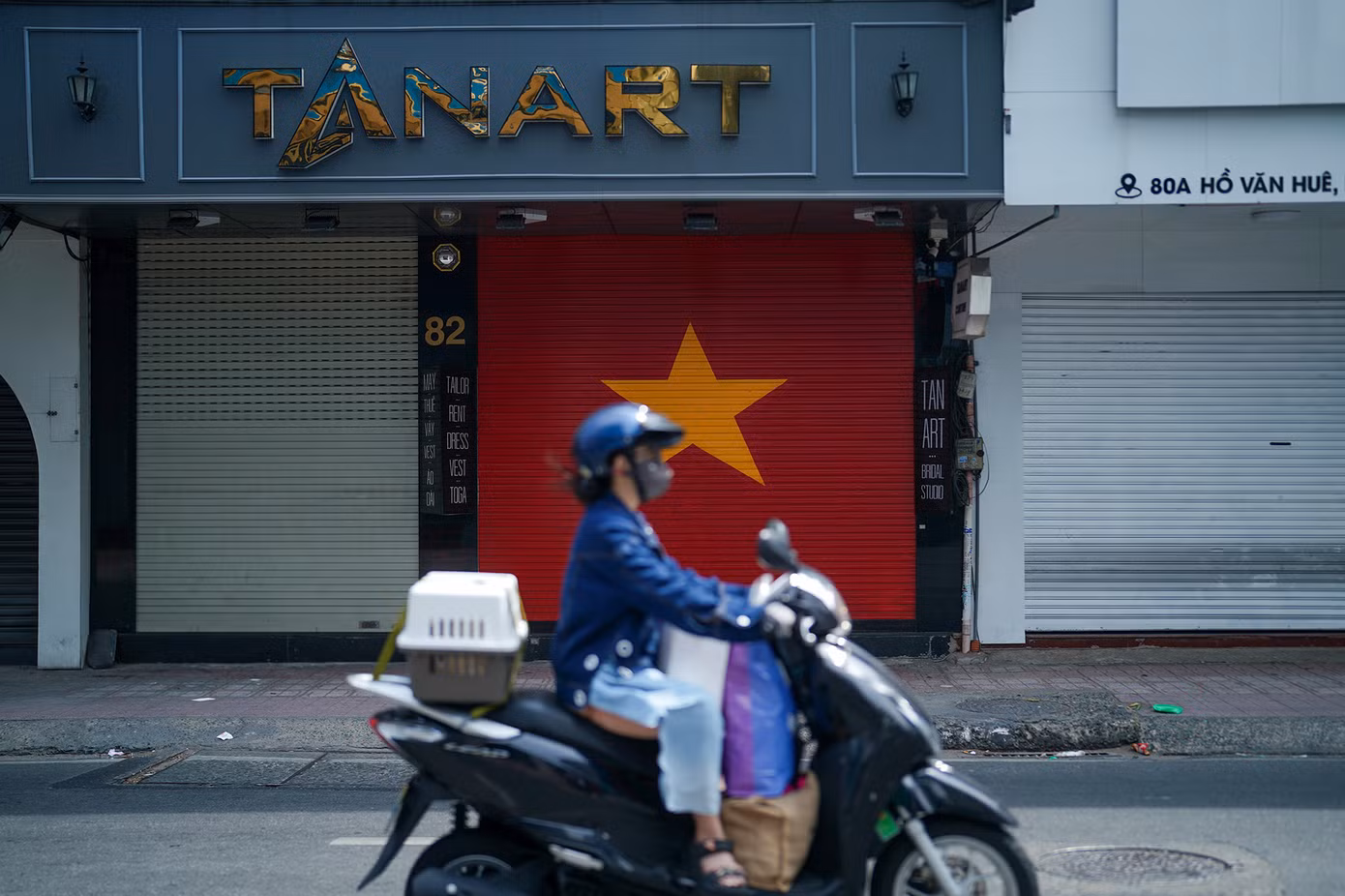 Hàng loạt cửa hàng cưới, studio, hiệu may đóng cửa. Hàng loạt cửa hàng cưới, studio, hiệu may đóng cửa.
