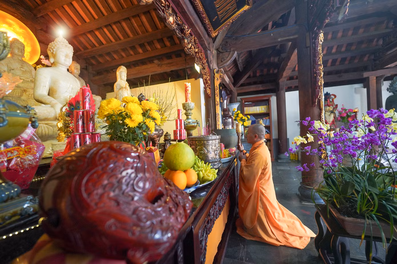 Đã thành lệ, các chùa đều thỉnh chuông ngày hai lần vào 5h và 18h, khi tiếng chuông chùa vang lên cũng là thời điểm bắt đầu những hoạt động thường nhật của một ngày mới trên các đảo. Tiếng chuông chùa như cộng hưởng với gió biển, với lòng người và mang theo những nguyện cầu bình an cho mọi nhà. Thầy Thích Nhuận Đạt năm 13 tuổi một hôm vào chùa ăn giỗ thấy thích chùa nên ở lại tu luôn. Thầy Nhuận Đạt xung phong đi Trường Sa từ năm 2013. Khi thầy đi, sư phụ động viên cố gắng làm Phật sự ở Trường Sa một năm. Nhưng thầy Nhuận Đạt đi đã thấm thoắt gần 10 năm mà chưa thấy cần trở về. Thầy là vị sư ở Trường Sa lâu nhất nhưng vẫn nghĩ: “Mình tuổi còn trẻ, còn muốn cống hiến cho Giáo hội, cho đất nước. Lâu lâu nhớ gọi số 0978800899 để thầy còn được nghe tiếng nói của đất liền nhé”.