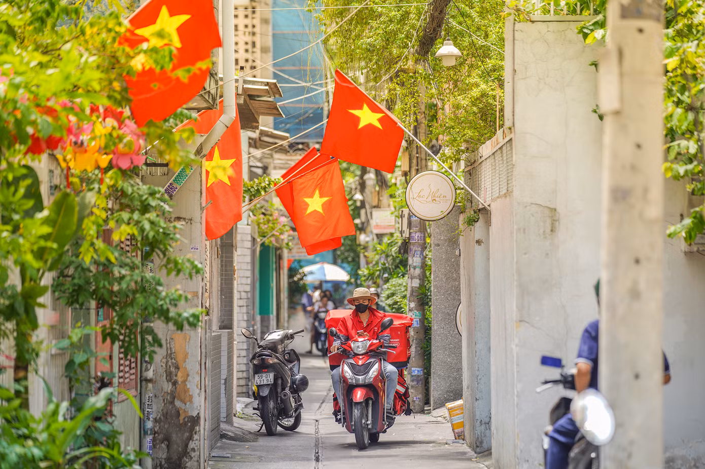 Con hẻm 384, Nam Kỳ Khởi Nghĩa (quận 3, TPHCM) rợp sắc cờ.