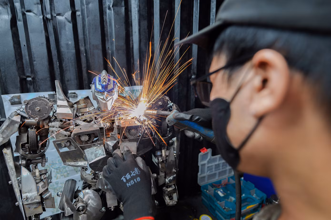 Ngày nay, xưởng của của anh Tuấn Anh được trang bị thêm các thiết bị công nghệ phục vụ cho việc chế tác. "Người chơi ngày nay cũng đòi hỏi cao hơn như điều khiểu cử động tay chân, chớp mắt, kể cả bằng giọng nói, phun khói, phun lửa… chính vì thế, tôi và anh em trong xưởng đầu tư tìm hiểu thêm về lập trình, CNC, kể cả máy bắn cát để vệ sinh linh kiện…", anh Tuấn Anh kể.
