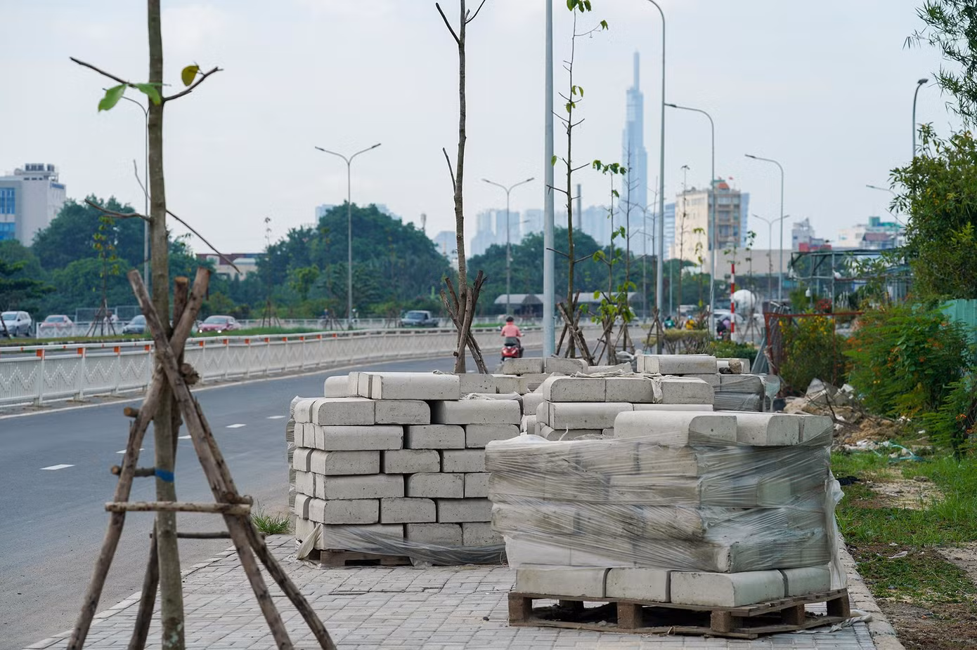Bê tông bó vỉa một số đoạn chờ được lắp đặt.