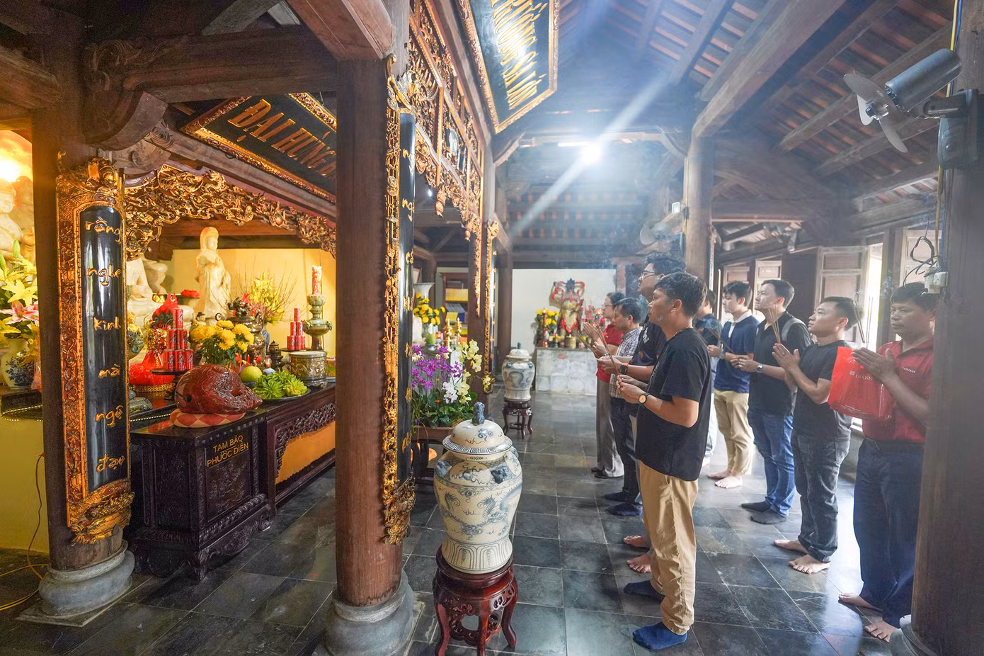 Các đoàn khách thăm đảo đều đến đây thắp nén hương thành tâm, tưởng nhớ công lao cha ông gìn giữ mảnh đất bao đời.