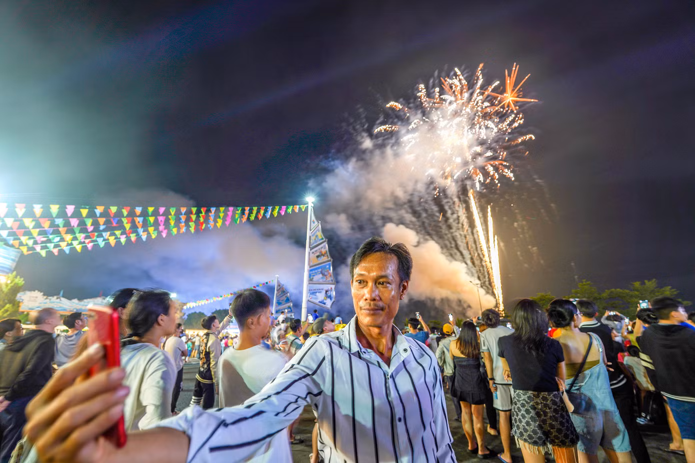 Anh Huỳnh Văn Sơn tranh thủ chụp ảnh lưu niệm khi có dịp được ngắm pháo hoa ở khoảng cách khá gần như thế này.