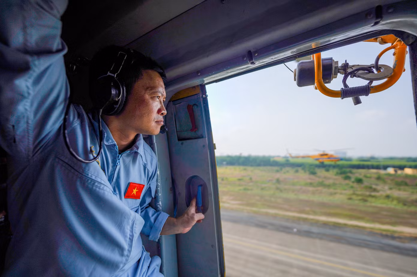 Các phi công theo dõi điều kiện thời tiết sát sao khi triển khai các bài huấn luyện.