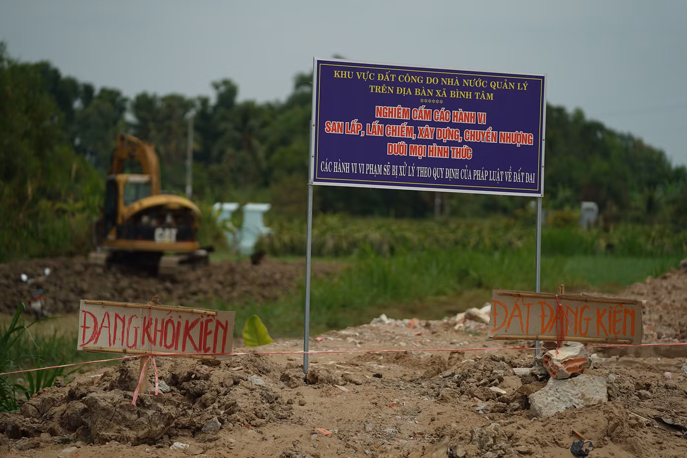 Bí thư Thành ủy, Chủ tịch HĐND thành phố Tân An Lê Công Đỉnh yêu cầu đẩy nhanh tiến độ triển khai thi công các công trình xây dựng cơ bản trong năm 2023, nhất là các công trình trọng điểm của tỉnh và thành phố. Đồng thời, giải quyết triệt để những khó khăn, vướng mắc trong bồi thường, giải phóng mặt bằng…