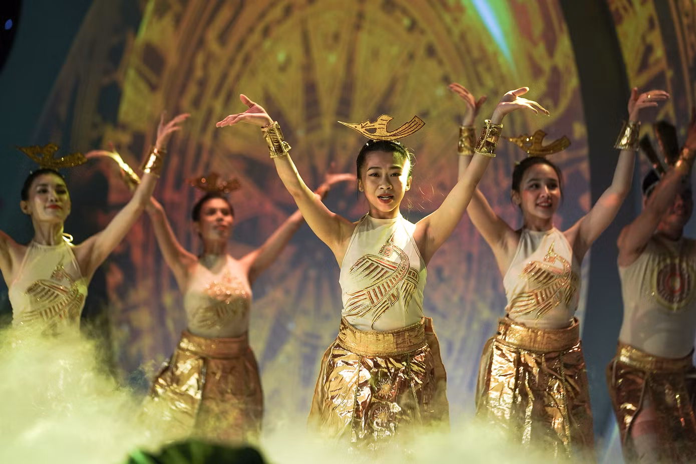 Chương trình ngập sắc màu thể hiện dòng chảy lịch sử Việt Nam hàng ngàn năm qua được viết nên bởi sự đồng lòng, đoàn kết, thương yêu và đùm bọc lẫn nhau của 54 dân tộc anh em trong những ngày bình yên cũng như mùa giông bão. Trong lao động, những nụ cười lạc quan và ấm áp đã tạo tác nên phẩm chất người Việt Nam chân chất và bao dung, thân thiện và hồn hậu. Trong đấu tranh, những giọt nước mắt lặng lẽ rơi đã định hình giá trị của những con người kiên trung, bất khuất nhưng luôn yêu chuộng hòa bình, hướng về tương lai, hợp tác và là bạn với tất cả quốc gia, dân tộc trên thế giới.