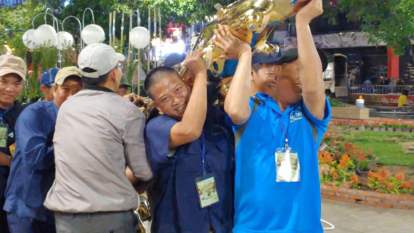 Một nhóm công nhân xử lý tiểu cảnh rồng.