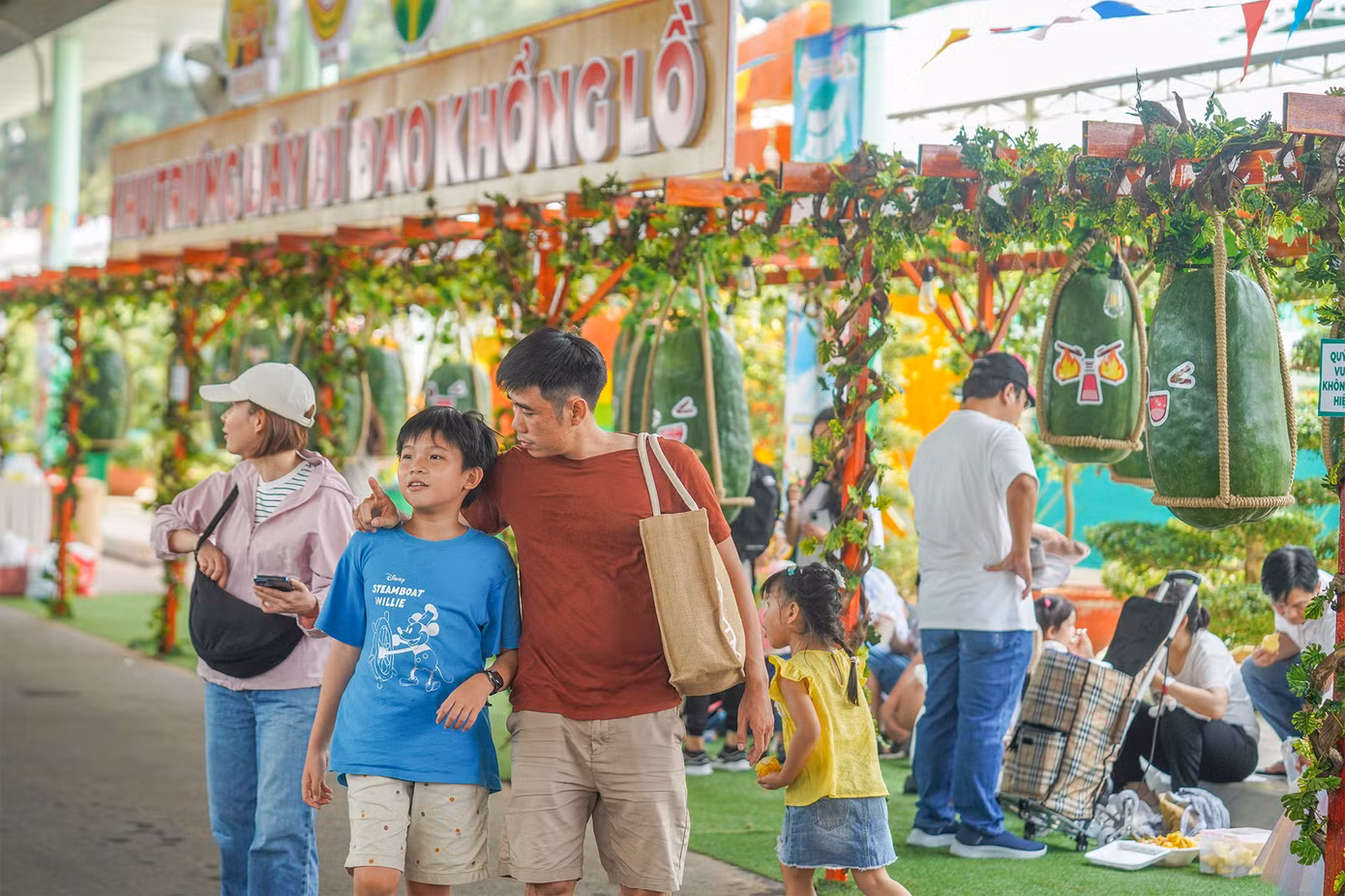 Không gian trưng bày những quả bí đao khổng lồ tại lễ hội Trái cây Nam Bộ.