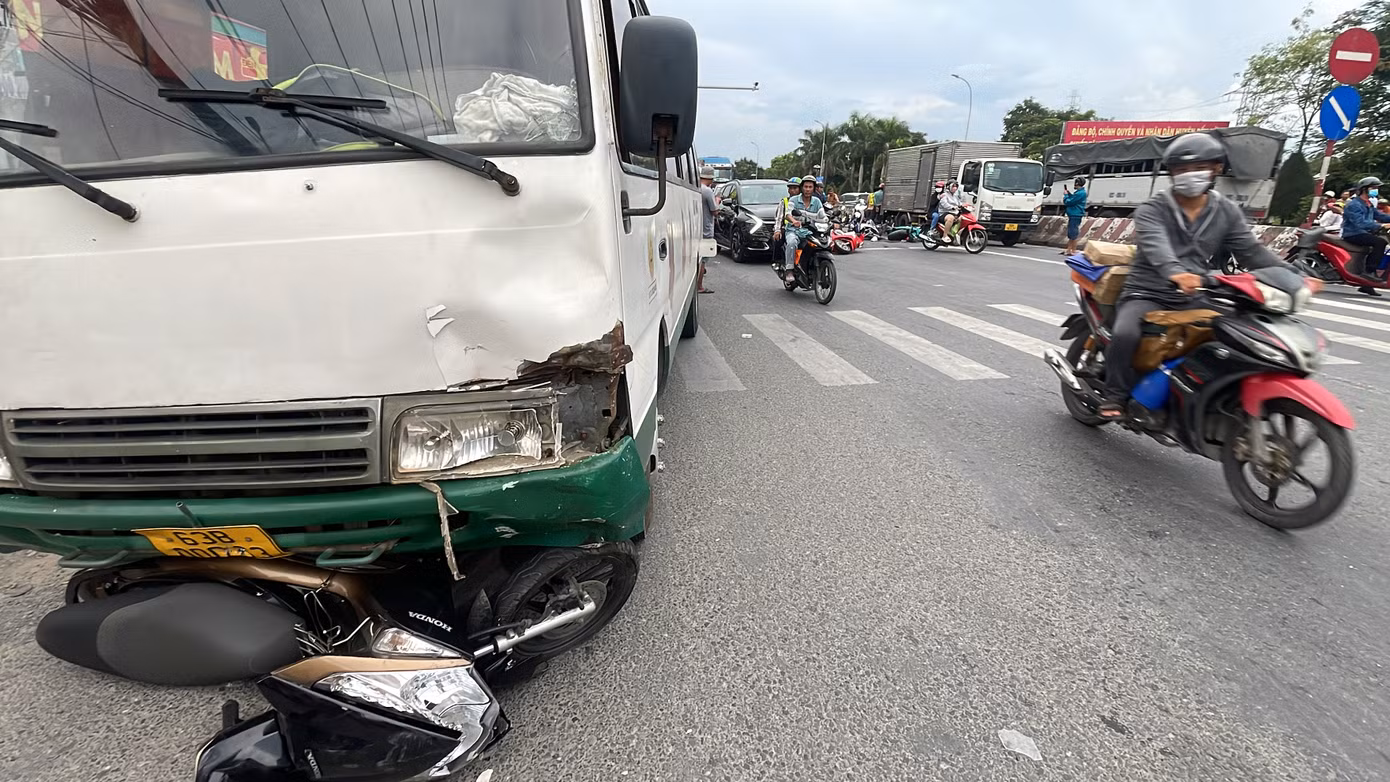 Xe gây tai nạn chỉ dừng lại khi bị vướng vào xe máy của nạn nhân.