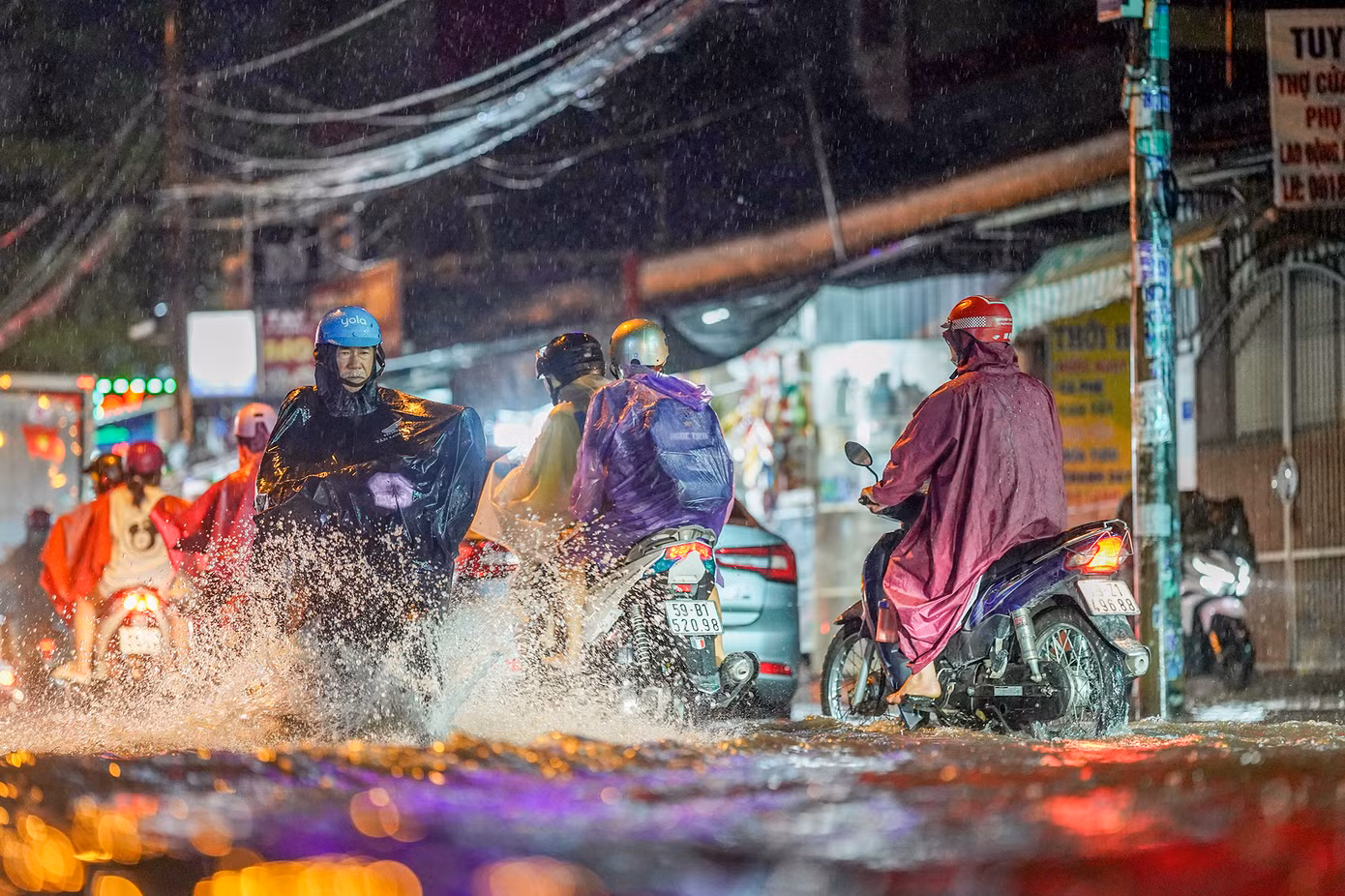 Chỉ sau hơn một giờ mưa, nước ở khu vực nút giao Thới Hòa - Quách Điêu dâng cao đến nửa bánh xe, thậm chí có nơi ngập đến yên xe máy, khiến việc di chuyển qua đây gần như là không thể.