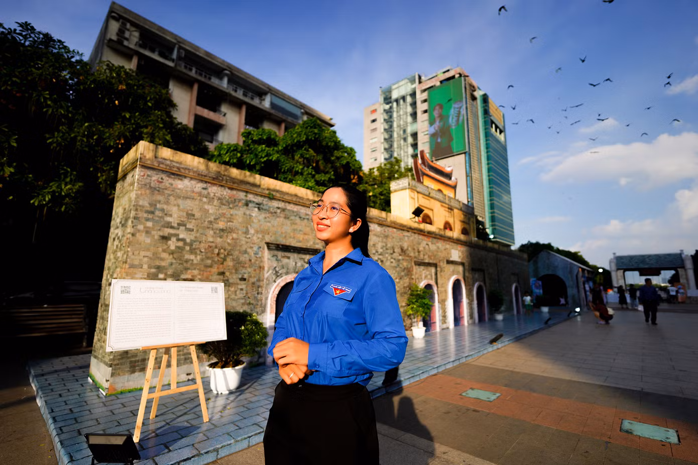 "Mặc dù 19h30 mới khai mạc nhưng tôi cùng đồng nghiệp của mình tranh thủ ra đây để chụp ảnh lưu niệm. Chúng tôi muốn dành cho mình một chút không khí của mùa thu Hà Nội", chị Tô Phương Thảo (người chụp chân dung một mình), Bí thư Quận Đoàn quận 4 chia sẻ.
