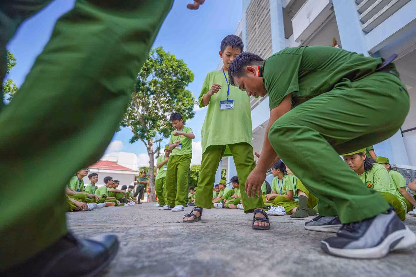 "Chương trình nhằm giáo dục giá trị đạo đức và truyền thống tốt đẹp của dân tộc, hình thành lối sống văn hóa, lành mạnh, trách nhiệm với cộng đồng, giúp thanh thiếu niên nâng cao kiến thức, rèn luyện tác phong kỷ luật, đồng thời tạo điều kiện cho thanh thiếu niên có sân chơi lành mạnh, thiết thực, nâng cao tình cảm yêu quý, bồi đắp niềm tin, niềm tự hào về truyền thống vẻ vang của lực lượng Công an nhân dân, giúp các em có điều kiện làm quen với môi trường Công an nhân dân, rèn luyện tính tự chủ, nề nếp, kỷ luật, kiên định vượt qua khó khăn, thử thách, bản lĩnh hơn trong cuộc sống, có tinh thần chia sẻ, quan tâm đến bạn bè, gia đình và những người xung quanh", bà Trương Thị Hồng Hạnh, tổng điều phối chương trình chia sẻ.