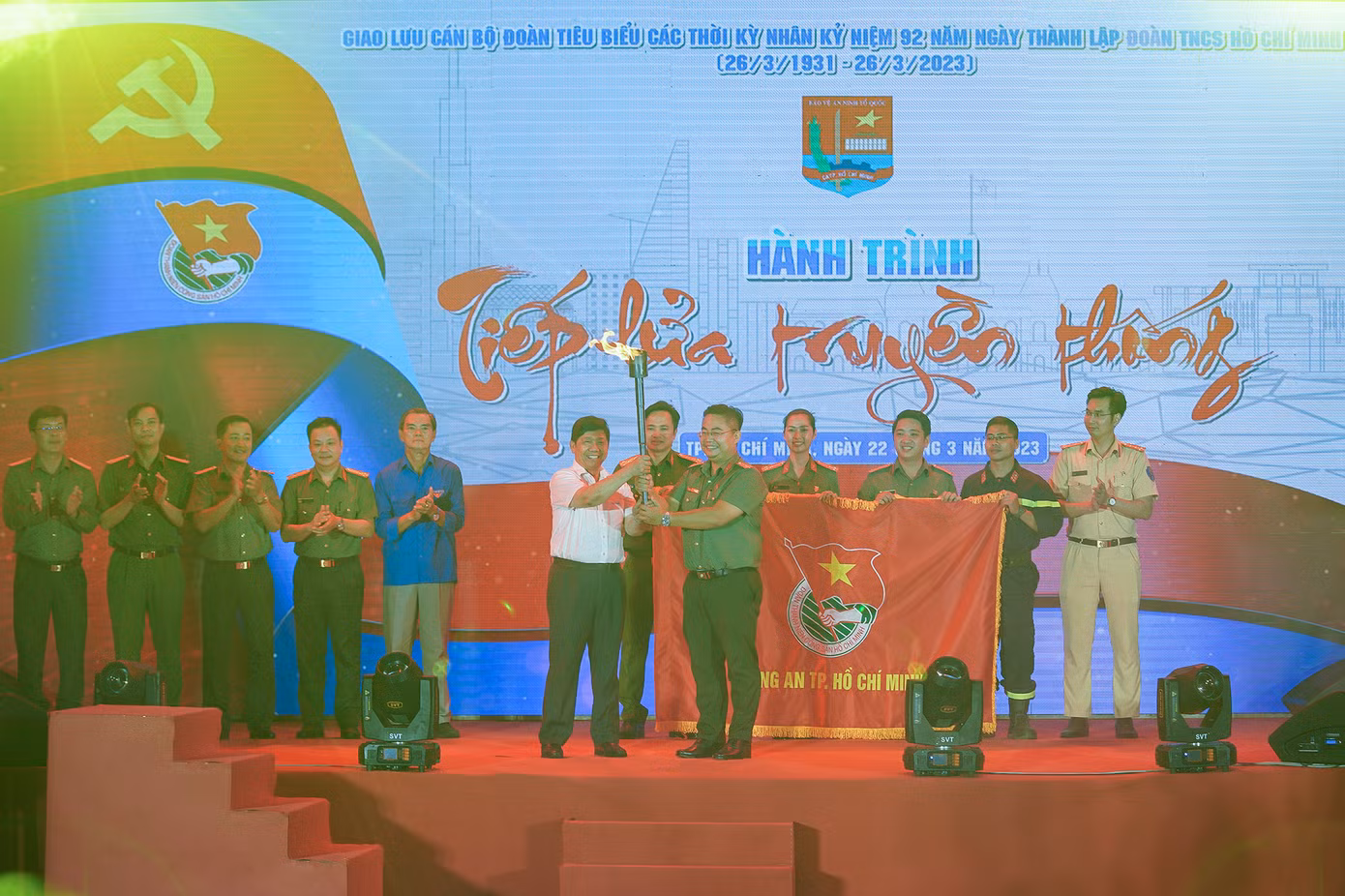 Đại uý Đặng Văn Thắng tiếp nhận ngọn đuốc từ ông Nguyễn Văn Hùng, Chủ tịch tập đoàn quốc tế Phượng Hoàng, Nguyên Bí thư Đoàn CATP nhiệm kỳ III.